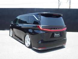 ホイールはAIMGAINのGLD22インチを装着しています。運転席側はSBCカラーになります。助手席側はハイパーシルバーを装着しています。タイヤはヨコハマタイヤ255/30-22を装着しています。