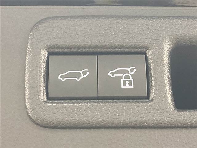 【パワーバックドア】荷物を持ちながらでも簡単にリアゲートを開閉できる高級装備の1つです。