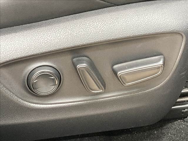 【パワーシート】電動スイッチで操作をし、高さや角度シート位置など最適なシートポジションに細かく設定出来ます☆