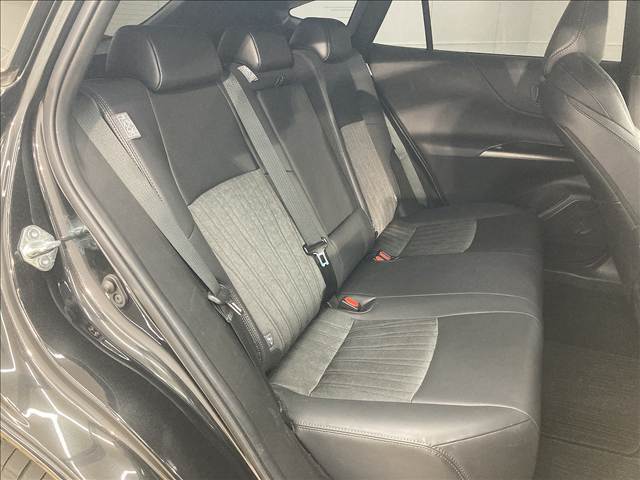 セカンドシートはリクライニング可能でくつろぎの空間。大人二人が乗っても十分なスペースが確保されております。