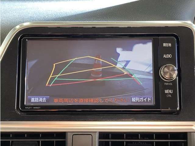 バックモニター付きです。車の後方に小型カメラが付いており、バックする際の後方の様子をモニター上に表示します。