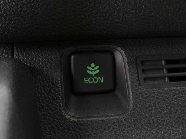 ★ECONスイッチ★運転の仕方のロスを抑えて燃費を抑えるよう走行。エンジン出力を抑え、燃費最優先に適切なギア、エアコンをエコ運転に制御。低燃費走行が苦手な方はぜひご活用ください！