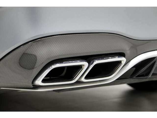 AMGの官能的なエグゾーストノートとダイナミックな走りをオープンボディで味わえる特別なモデルです。