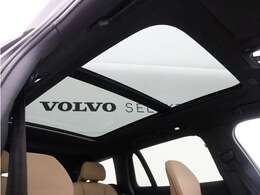 屋根一面まるごととも言える特大サイズのチルトアップ機構付電動パノラマ・ガラス・サンルーフ。晴天時はもちろん、雨天・曇天時にもブラインドを開けることで常に開放的な車内空間を実現させてくれます。