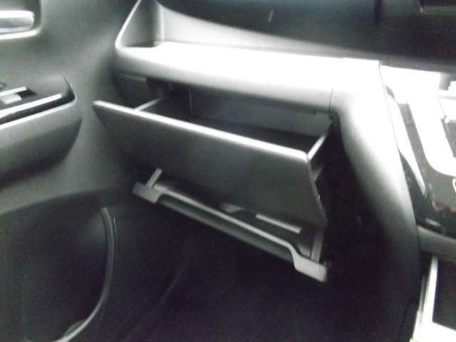 グローブボックス他収納部が複数あります。　助手席側のカップホルダー　（運転席側にもございます。）