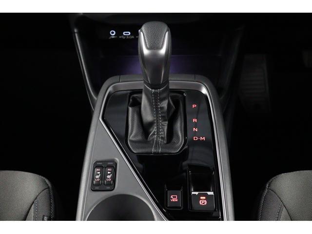 電動パーキングブレーキを採用しています。すっきりとしたシフトまわりです♪