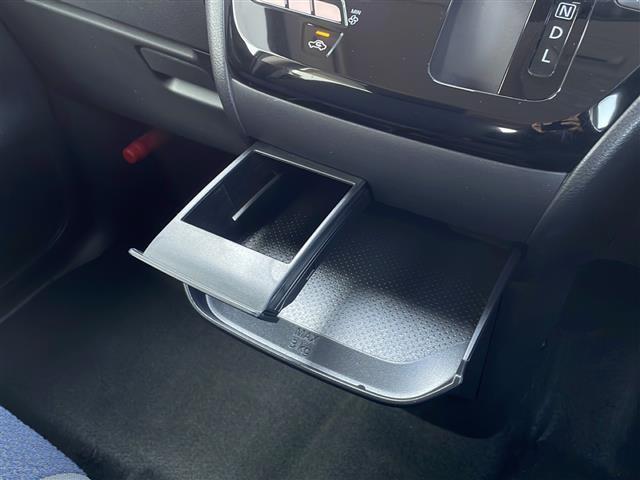 【グローブボックス】車検証ケースや、日頃使う小物類の収納に便利ですね！