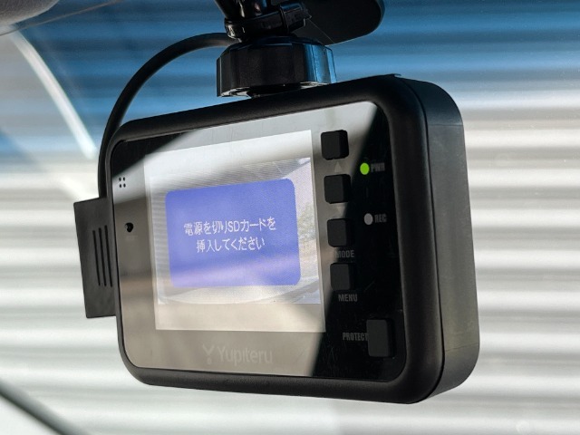 ドライブレコーダー付きです！！映像・音声などを記録する車載装置です。 もしもの事故の際の記録はもちろん、旅行の際の思い出としてドライブの映像を楽しむことができます！！