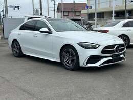 人間工学に基づき、機能面を最優先して作られているデザインですので流行り廃りがなく飽きが来ないデザインがメルセデスベンツの真骨頂となっております。末長くご愛用頂けます。