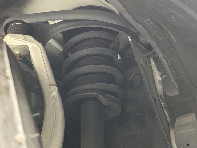 お車を安心してお乗りいただく為には、足回りの定期点検が欠かせません。サービスサポート（有償保証）では無料点検もご提供しており、安心のカーライフをお過ごしいただけるサポート体制が整っています。