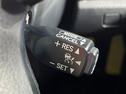 【レーダークルーズコントロール】高速道路での長距離走行が楽に！！自動で速度を保つクルーズコントロールが、衝突軽減システムと連携し、前方の車両を感知して車間を保つように速度調節してくれます！！