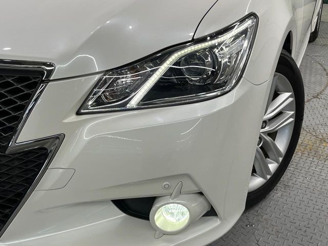 【LEDヘッドライト】悪天候や夜間走行時も良好な視界を確保し安心して運転できる高輝度LEDヘッドライトを装備！点灯速度が早く、消費電力も抑えられています。