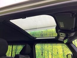 【ガラスルーフ】ガラスルーフ搭載で車内の解放感が一気にアップ！開放的なドライブをお楽しみいただけます。