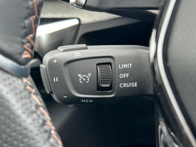 アクティブクルーズコントロール（ストップ＆ゴー機能付）　前走車がいる場合はレーダーと車載カメラがその速度と距離を検知し自動制御によって適切な車間距離を保ちます。