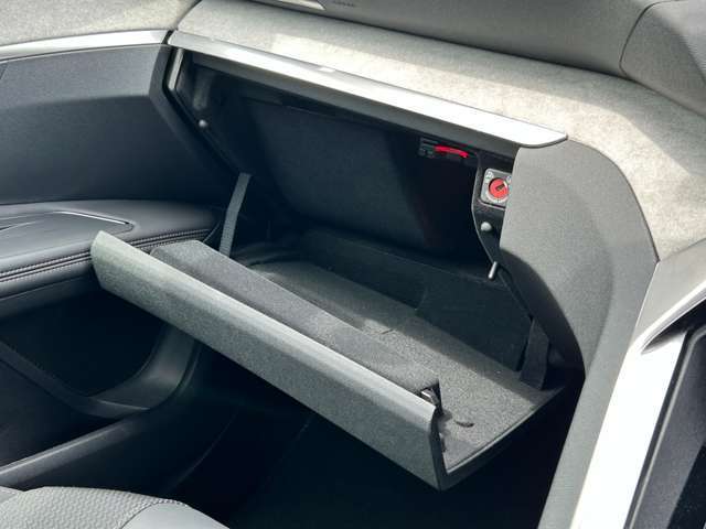 助手席前方のグローブボックス内にETC車載器も装備されております