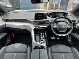 美しく張り詰めた空気感を醸し出すi‐Cockpit！ドライバーが求める情報と操作機能はここに集約されています。