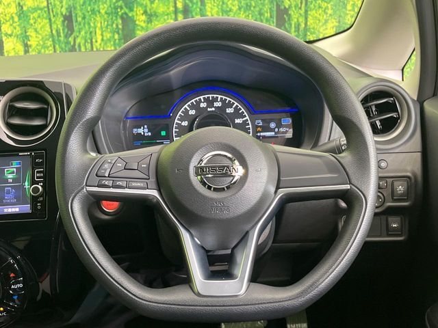 インテリアに合わせたデザインのステアリングは、運転される方のことも考え、運転しやすい形状、大きさです。是非一度、実際に触ってお確かめください。