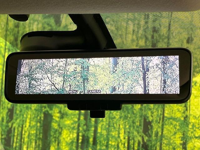 【インテリジェントルームミラー】後席の大きな荷物や同乗者で後方が確認しづらい時でも安心！カメラが撮影した車両後方の映像をルームミラー内に表示。クリアな視界で状況の確認が可能です！