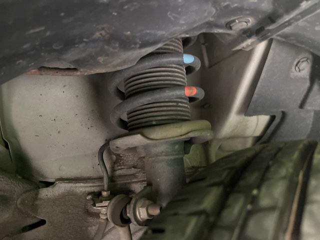 お車を安心してお乗りいただく為には、足回りの定期点検が欠かせません。サービスサポート（有償保証）では無料点検もご提供しており、安心のカーライフをお過ごしいただけるサポート体制が整っています。