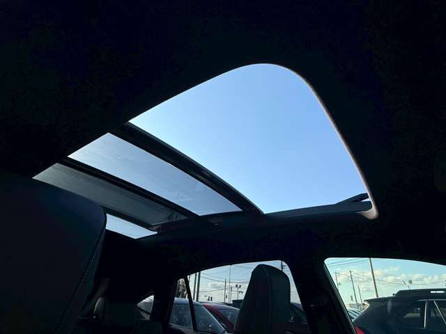 【サンルーフ】開放感たっぷり！車内に明かりを取り入れて景色を楽しむ以外にも、車内の空気も簡単に換気できて快適です！