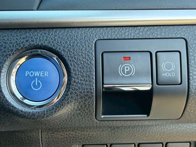 【スマートキー】バックやポケットに入れたままでもドアの開け閉めが可能なスマートキーを装備。エンジンのオン・オフ時もカギを取り出す必要が無いからとっても便利です♪