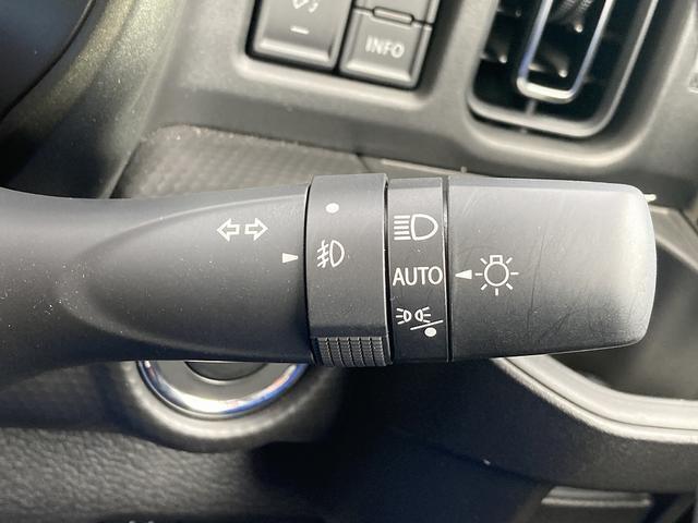 車外の光の量を感知して、日没後やトンネル内で自動的にヘッドライトが点灯します！エンジン停止でライトも消灯されるので、消し忘れの心配もありません♪