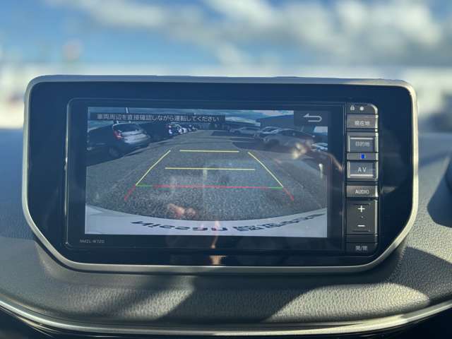 バックカメラ付きで駐車もラクラクです♪補助線も表示されるので、自宅やお店の駐車場も安心して運転できますよ！