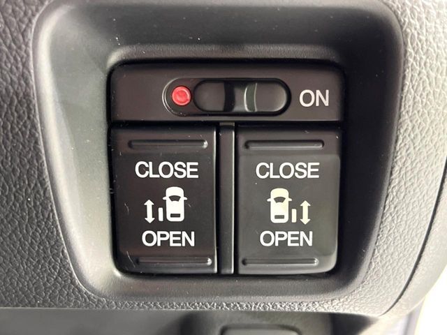 【両側パワースライドドア】スマートキーや運転席のスイッチで後席両側スライドドアの開閉が可能♪電動だから力を入れてドアを開ける必要が無く、小さなお子様でも簡単に開け閉めでき快適です♪