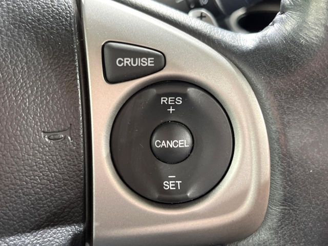 【クルーズコントロール】高速道路もラクラク走行。アクセルを離しても一定速度で走行ができ、長距離運転時の負担を軽減！加速・減速も簡単なスイッチ操作で調整できます。