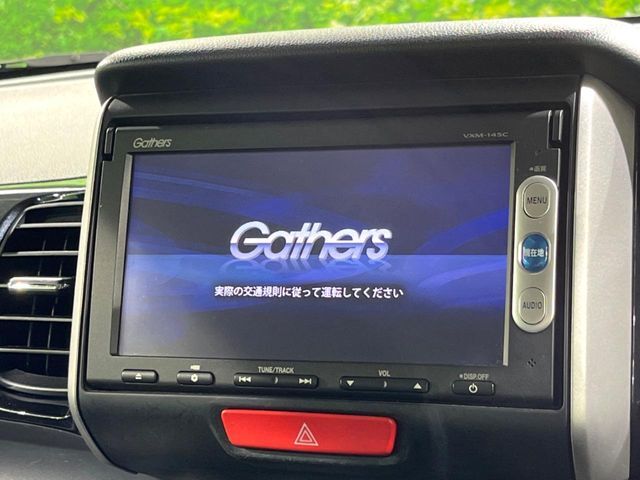 【純正ナビ】人気の純正ナビを装備しております。ナビの使いやすさはもちろん、オーディオ機能も充実！キャンプや旅行はもちろん、通勤や買い物など普段のドライブも楽しくなるはず♪