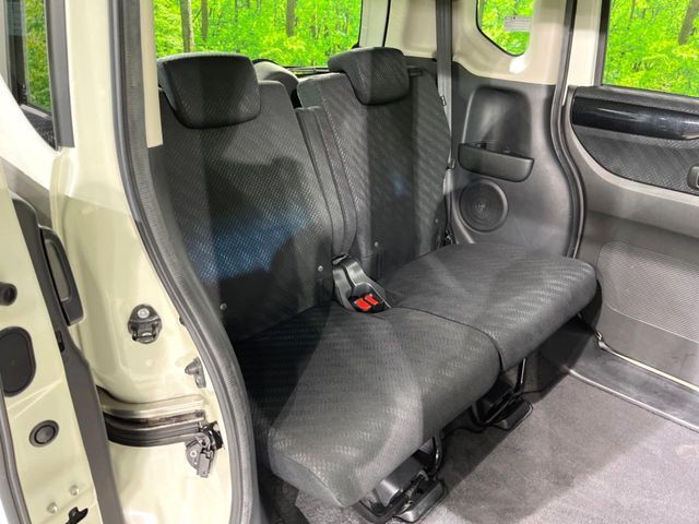 後部座席も気になるようなキズ・汚れやへたり等、大きなダメージはなく、良好な状態です。