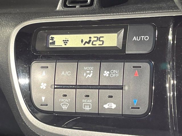 【オートエアコン】一度お好みの温度に設定すれば、車内の温度を検知し風量や温度を自動で調整。暑い…寒い…と何度もスイッチ操作をする必要はありません。快適な車内空間には必須の機能ですね♪