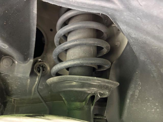 お車を安心してお乗りいただく為には、足回りの定期点検が欠かせません。サービスサポート（有償保証）では無料点検もご提供しており、安心のカーライフをお過ごしいただけるサポート体制が整っています。