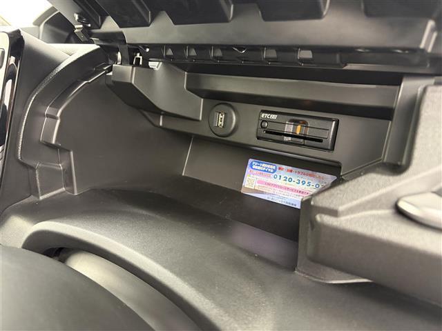 【ETC】有料道路を利用する際に料金所で停止することなく通過できる、ETC車載器（ノンストップ自動料金収受システム機器）が装備されています。セットアップを行うことで利用可能になります。