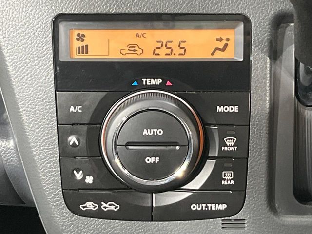 【オートエアコン】一度お好みの温度に設定すれば、車内の温度を検知し風量や温度を自動で調整。暑い…寒い…と何度もスイッチ操作をする必要はありません。快適な車内空間には必須の機能ですね♪