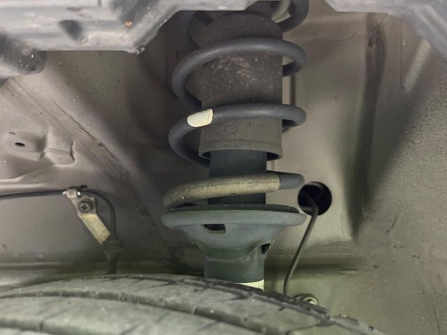 お車を安心してお乗りいただく為には、足回りの定期点検が欠かせません。サービスサポート（有償保証）では無料点検もご提供しており、安心のカーライフをお過ごしいただけるサポート体制が整っています。