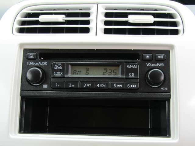 純正AM/FMラジオ・CDオーディオ付きです。