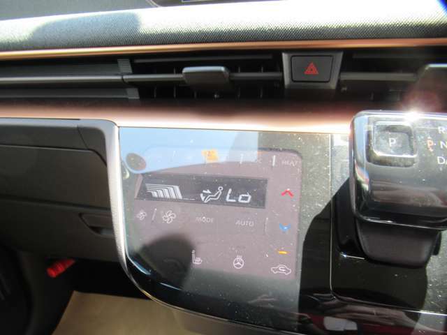 お好みの温度に合わせれば自動的に調節、オートエアコン装備。年中快適な車内。