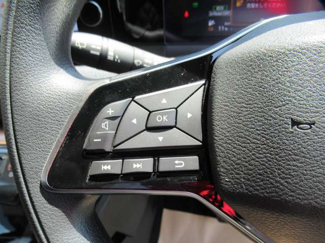 ステアリングスイッチ付きのハンドル！運転に支障をきたすことなくナビ操作が可能です！！