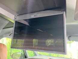 【フリップダウンモニター】家族や友人とお出かけする機会が多い方に大人気のフリップダウンモニター！大画面モニターで車内はエンタメ空間！退屈しがちな長距離ドライブも楽しい時間に変わります！