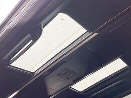 【ガラスルーフ】ガラスルーフ搭載で車内の解放感が一気にアップ！開放的なドライブをお楽しみいただけます。