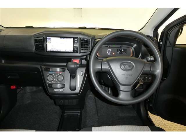 運転席周りのレイアウトをご覧ください。ナビゲーションが綺麗に装着されすっきり収まってますね！