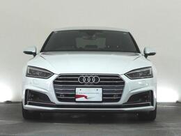 Audiデザインの特徴であるシングルフレームグリルが存在感を主張します。