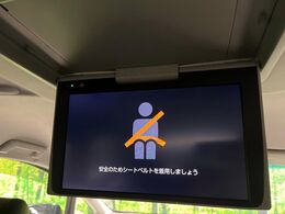 【フリップダウンモニター】大画面モニターで後席でもエンタメをお楽しみいただけます。小さなお子様にも大人気の装備です♪