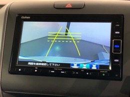 リバースギアに入れるだけで後方の表示へ切り替わります。夜間や雨の日の駐車も楽になりますよ。