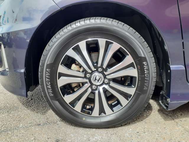 新車もいいけど中古車でも装備がこれだけ充実していて走行も少ない！このお値段ならどうでしょうか！オススメですよ！フリーダイヤル　0120-74-1190！