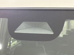 【ホンダセンシング】走行中に前方の車両等を認識し、衝突しそうな時は警報とブレーキで衝突回避と被害軽減をアシスト。より安全にドライブをお楽しみいただけます。