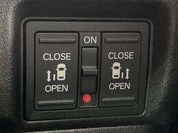 【両側パワースライドドア】スマートキーや運転席のスイッチで後席両側スライドドアの開閉が可能♪電動だから力を入れてドアを開ける必要が無く、小さなお子様でも簡単に開け閉めでき快適です♪