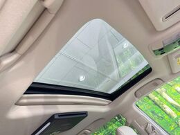 【サンルーフ】開放感たっぷりの希少装備、サンルーフが装着されています！車内に明かりを取り入れたり景色を楽しむ以外にも、車内の空気も簡単に換気できて快適です！