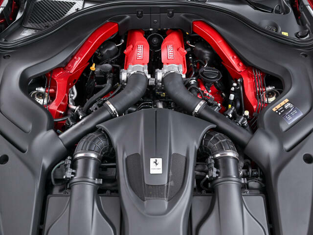 フロントミッドに搭載された3.9LのV8ツインターボエンジンは、ドライビングの楽しさを極限まで引き出します。